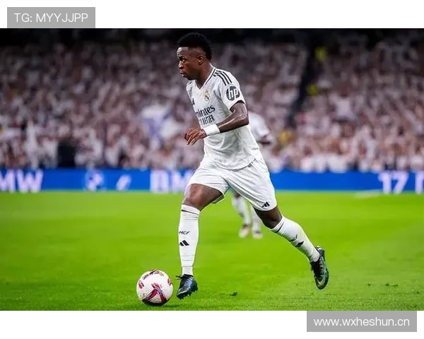 足球明星在比赛中上演帽子戏法,帮助球队实现逆转胜利的表现值得关注